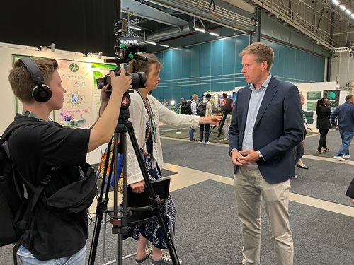 Sverker Danielsson intervjuas på IUFRO-mässan.